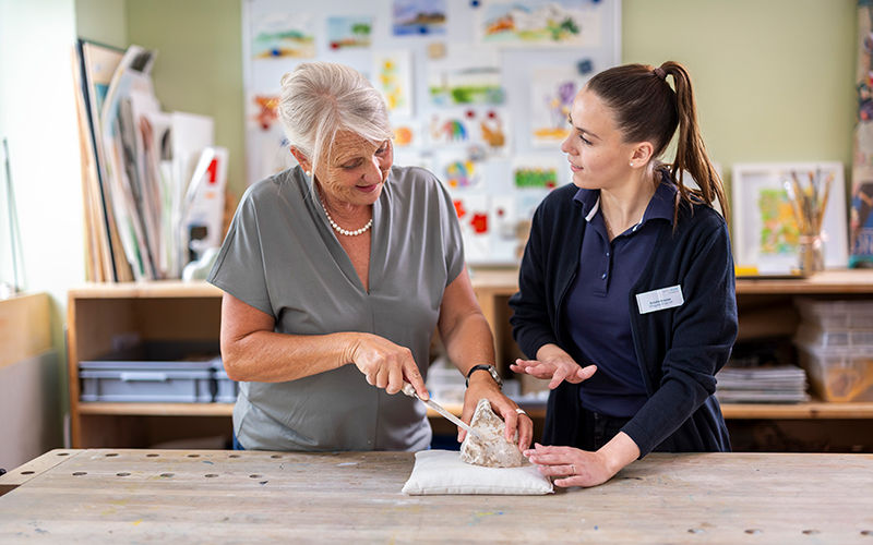 Aktivierungstherapie mit Patientin und Fachperson in der MENTALVA