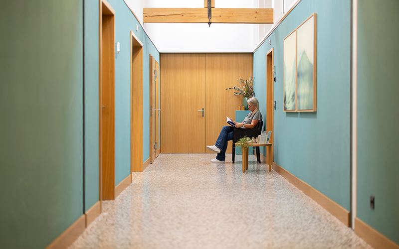 Ruhiger Flur mit Sitzgelegenheit in der MENTALVA