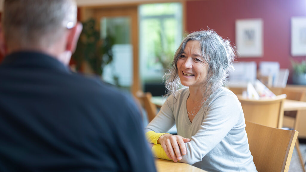 Gespräch zwischen zwei Personen im Restaurant der MENTALVA