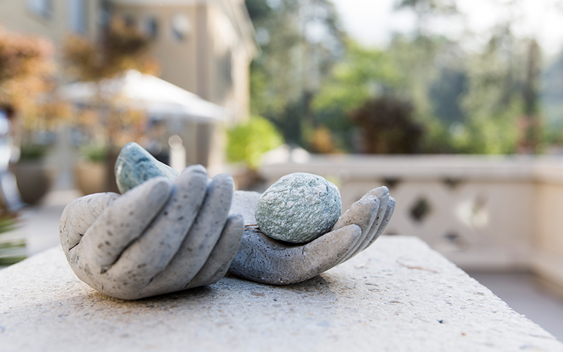 Steinskulptur im Aussenbereich der MENTALVA