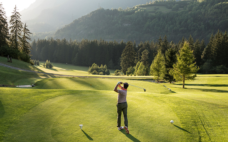 Person am Golfen auf dem Golfplatz Alvaneu Bad