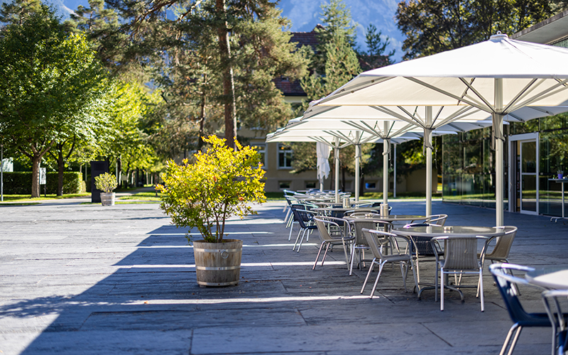 Terrasse mit Sitzgelegenheiten des Restaurants La Plazza der Klink Beverin