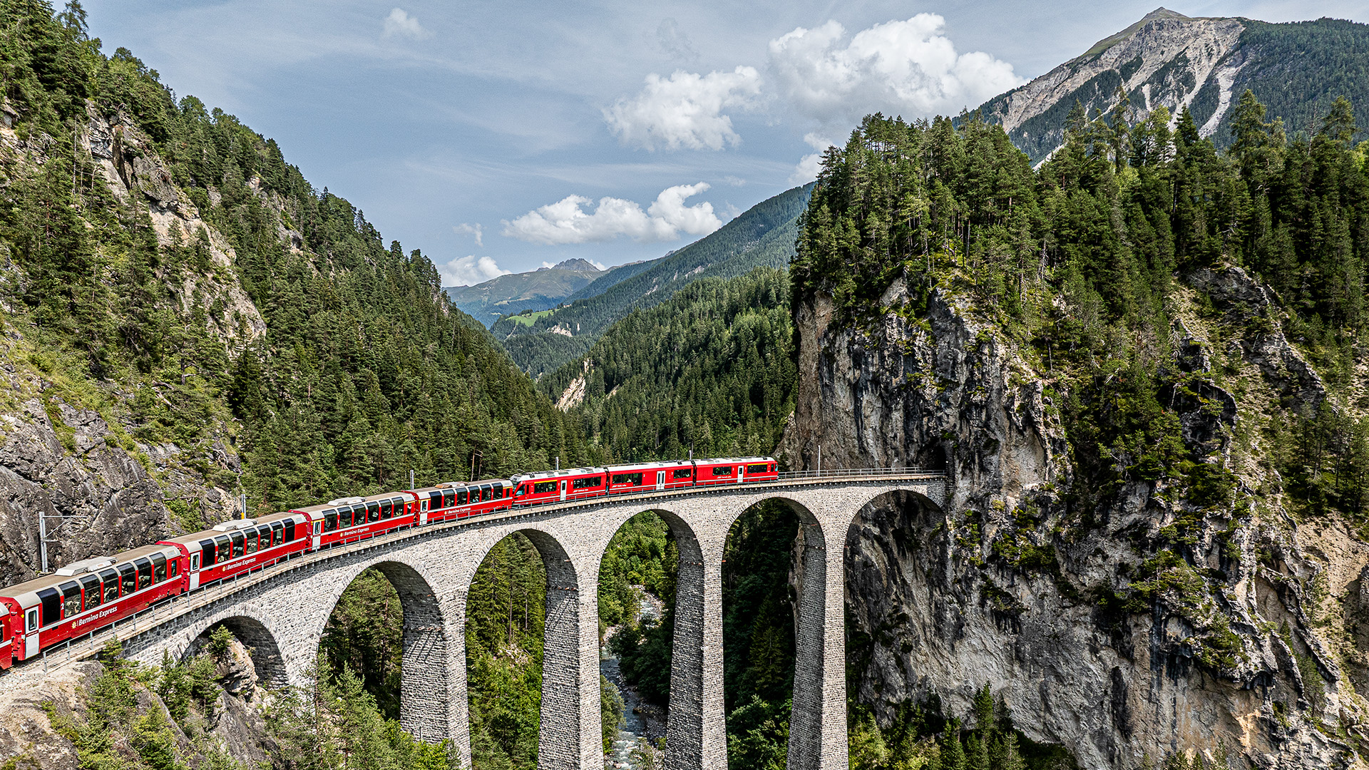 Zug der Rhätische Bahn auf dem Landwasserviadukt in Graubünden