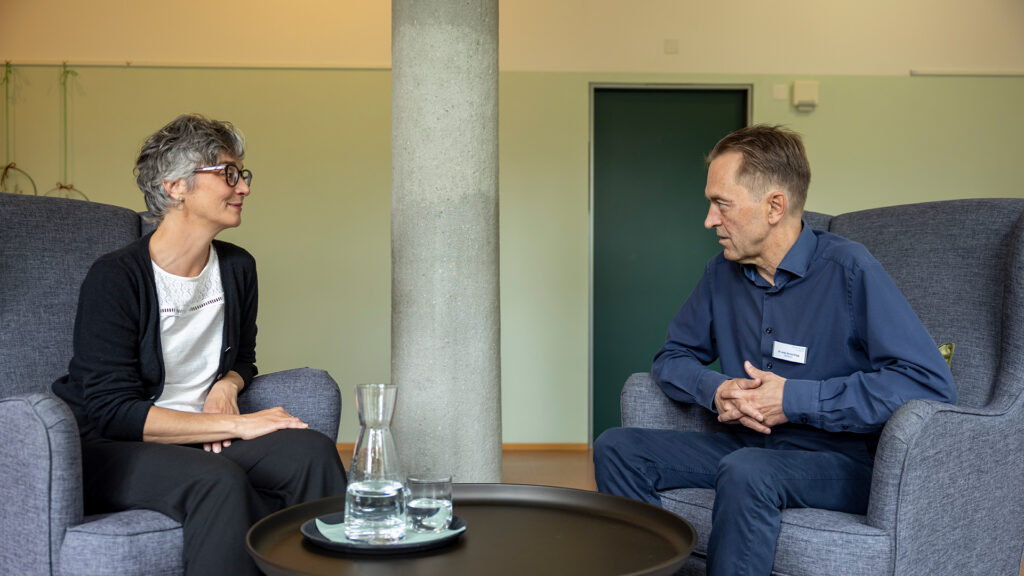 Gespräch zwischen Fachperson und Patientin im Sitzbereich der MENTALVA