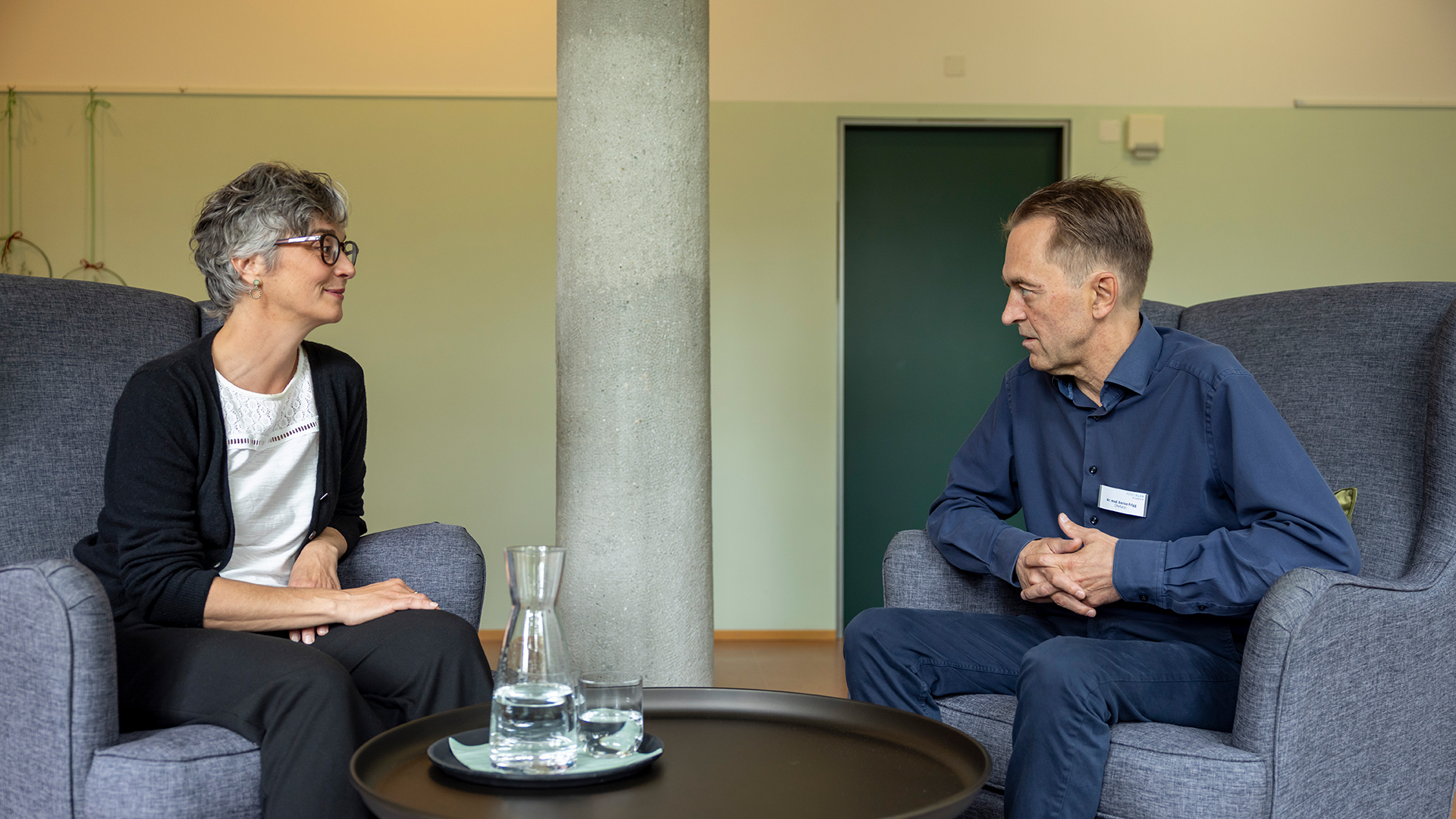 Gespräch zwischen Fachperson und Patientin im Sitzbereich der MENTALVA