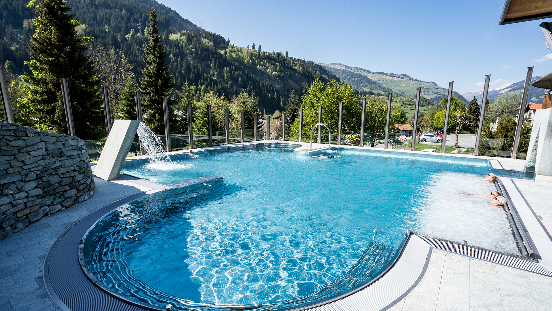 Aussenbecken des Mineralbad Andeer mit Bergkulisse
