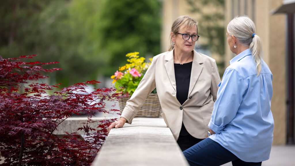 Zwei Personen unterhalten sich im Aussenbereich der MENTALVA