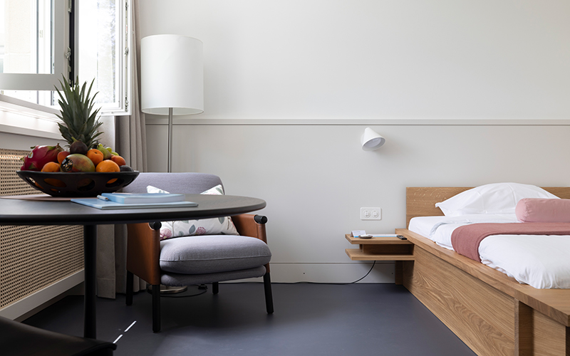 Wohn- und Schlafbereich im Halbprivatzimmer der Privatklinik Mentalva
