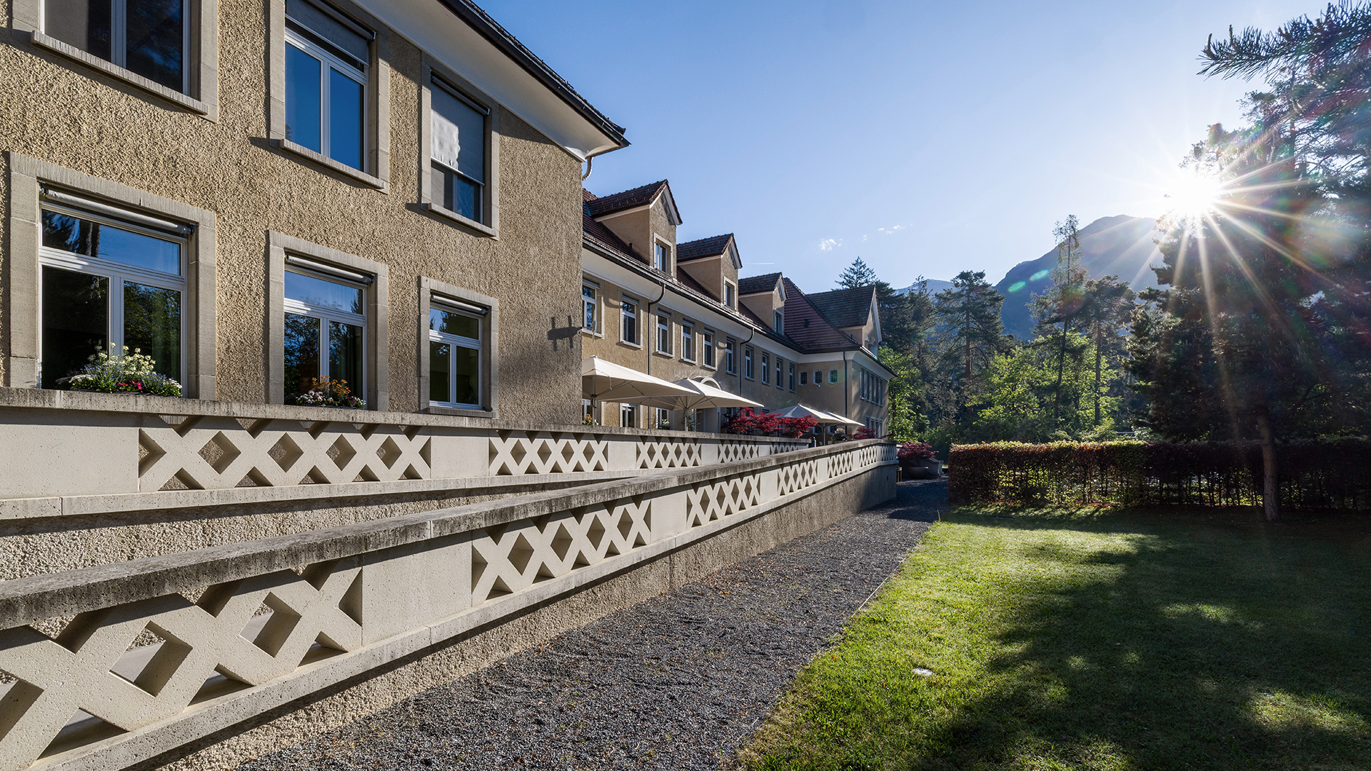 Aussenansicht der MENTALVA mit Terrasse und Gartenanlage