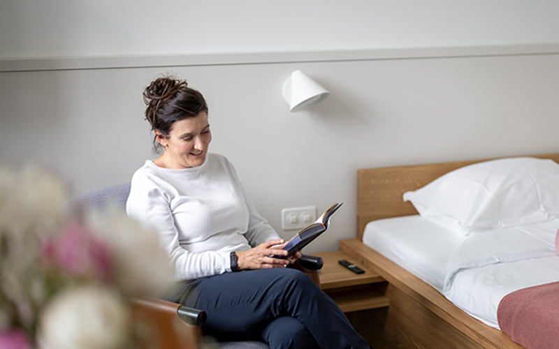 Patientin liest in einem Zimmer der MENTALVA