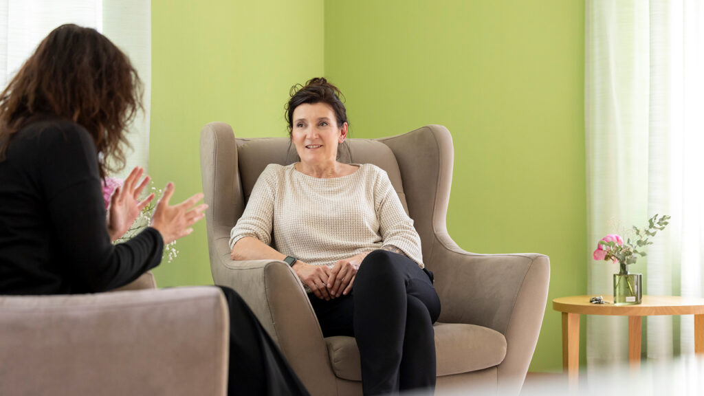 Psychotherapeutisches Gespräch zwischen einer Patientin und einer Therapeutin in der Privatklinik MENTALVA.