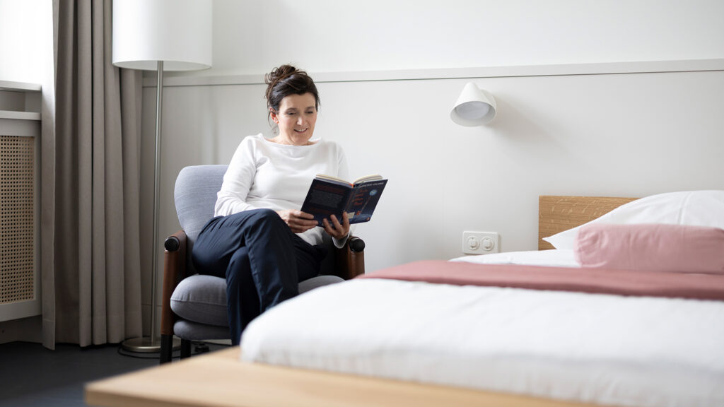 Sitz- und Schlafbereich eines Halbprivatzimmers in der Privatklinik MENTALVA