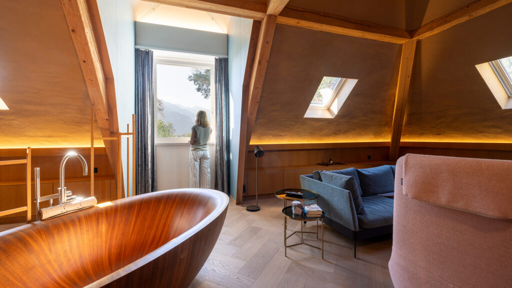 Patientin geniesst den Bergblick aus dem Wohnbereich der Suite TERRA.